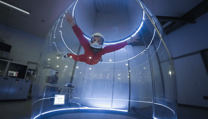 безопасный полет подростка в аэротрубе