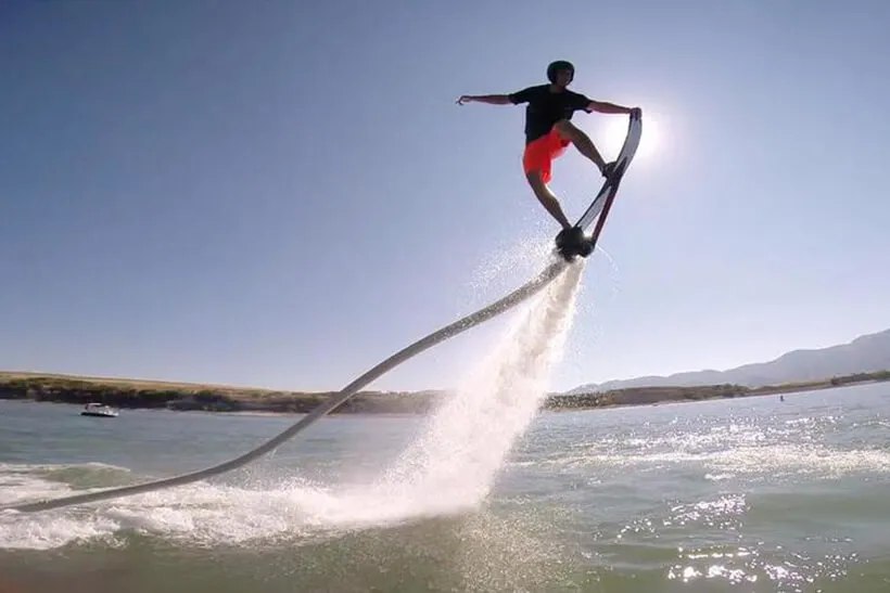 Полёт на ховерборде - парим над водой0