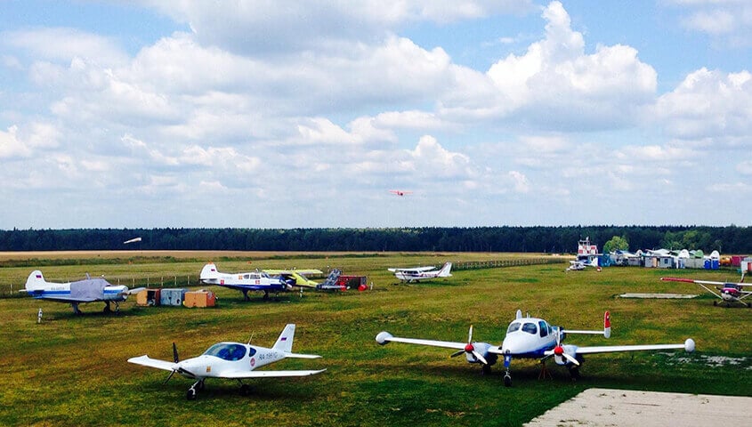 Спортивные самолеты в аэродроме Ватулино