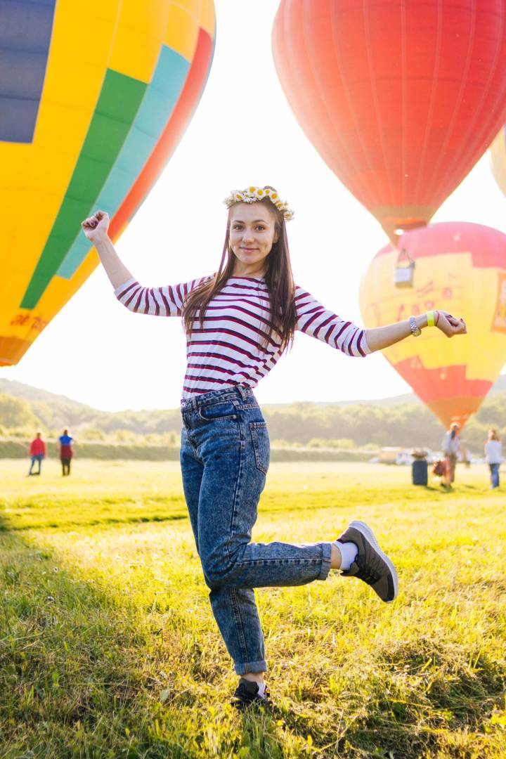 фото девушка на фоне воздушного шара