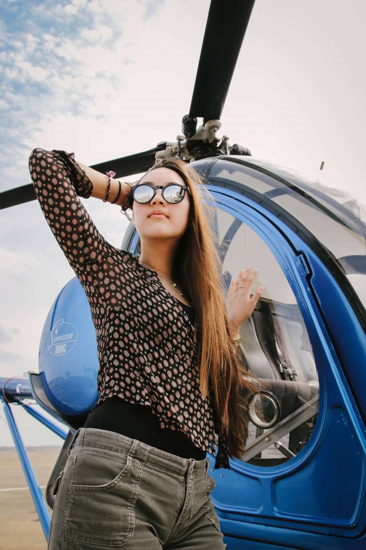фото девушки после катания на вертолете по сертификату на полет на вертолете от компании Территория полета