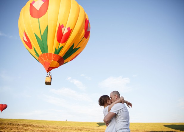 фото молодых людей на фоне летающих воздушных шаров