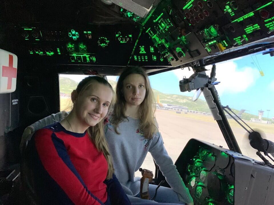 Девушки в кабине авиатренажера