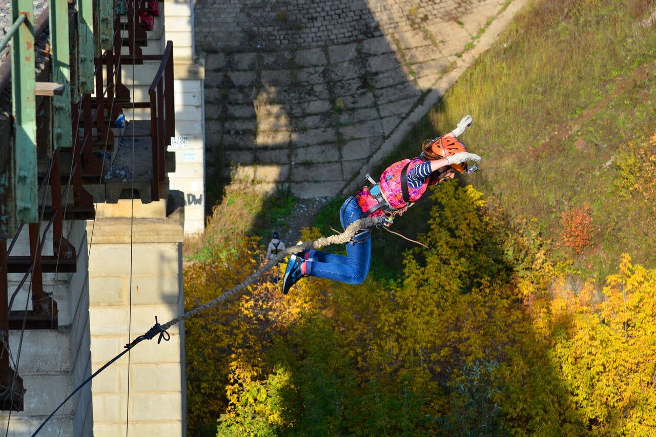 фото прыжок с веревкой с моста по сертификату от компании Территория полета