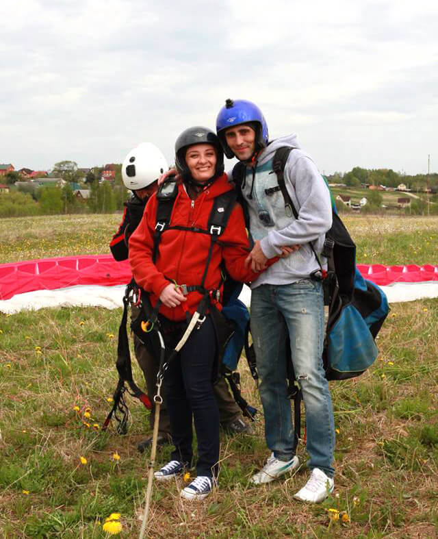Пара после прыжка с парашютом