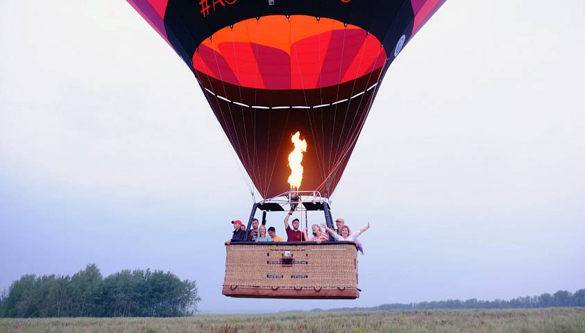 Компания взлетает на воздушном шаре в аэроклубе «Аэровальс»