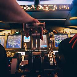 Боинг 737 или Airbus A320: полет на авиатренажере в любой день (45 мин, до 2 чел.)